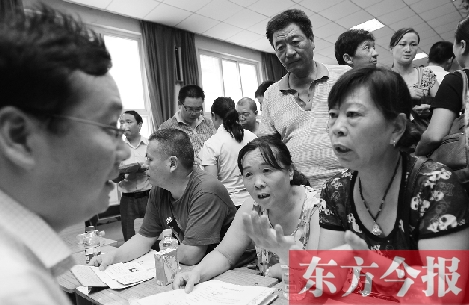 帶著孩子小升初的諸多疑問(wèn)，眾多家長(zhǎng)（右）向教育部門(mén)咨詢