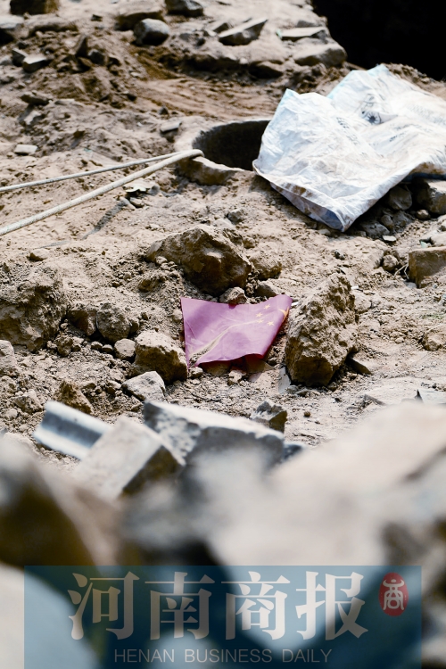 　　孩子墜井前，手里拿著國旗，邊走邊玩……
