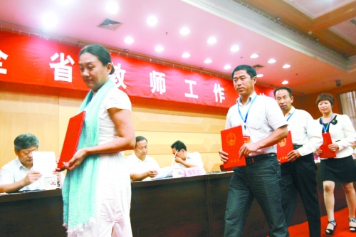 昨日，我省諸多優秀教師獲頒“師德標兵”、“師德先進個人”等榮譽證書。