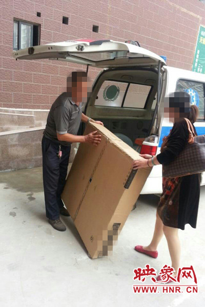 工作人員正在搬卸家具。