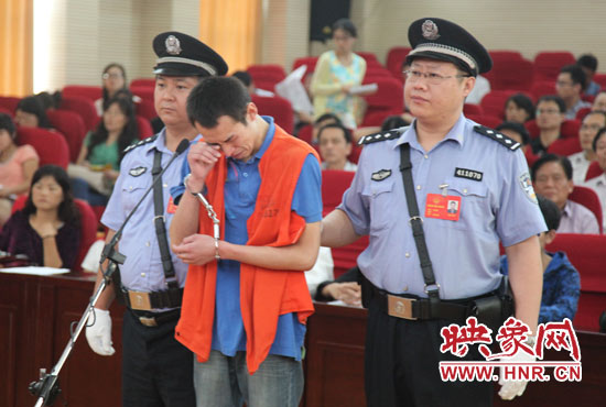 庭審現場，幾度流下淚水的小偉，后悔當初太過沖動。魏海勇-攝