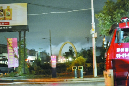 鄭州水暖潔具批發中心23日晚突發大火起濃煙