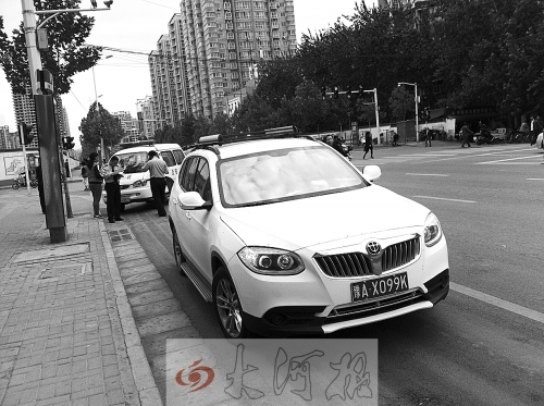 民警在勘察現場