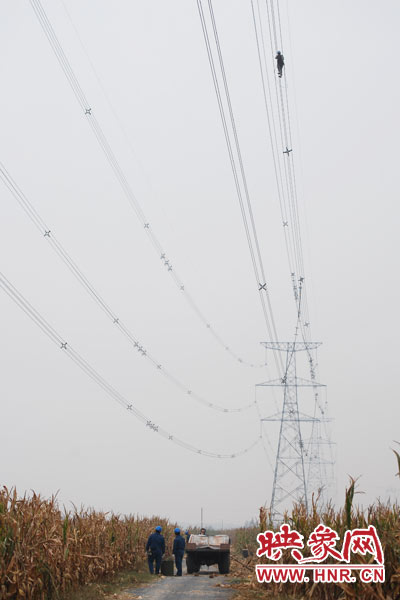 樊建軍自已笑稱,他們更像是一群“高空舞者”。 樊建軍自已笑稱,他們更像是一群“高空舞者”。