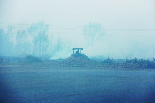 　9月底，南陽市社旗縣一處秸稈焚燒現場。此次督察通報，該縣被罰款9萬元。