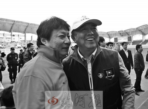 比賽結(jié)束后,老胡熱情擁抱老唐。 比賽結(jié)束后,老胡熱情擁抱老唐。