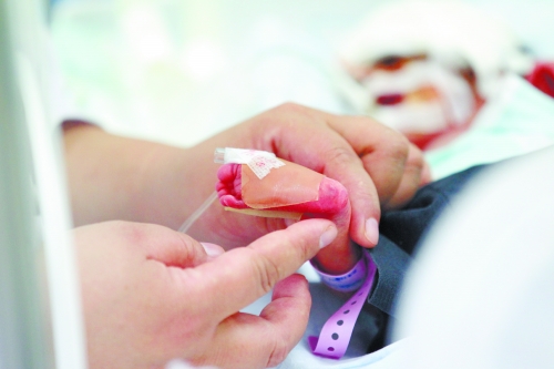 早產(chǎn)兩個月，孩子的生命之路更需要親人的陪伴。