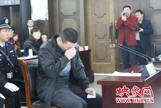 庭審現場，被告人常樹民哽咽著宣讀手中的悔恨書。