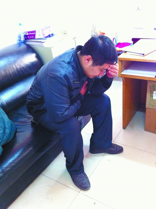 車長在停車場辦公室捂著胸口 車長在停車場辦公室捂著胸口