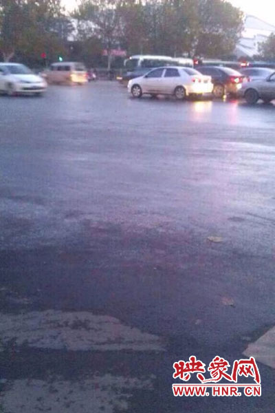 中原路與嵩山路交匯處路面因灑水結冰。(圖片來自網絡) 中原路與嵩山路交匯處路面因灑水結冰。(圖片來自網絡)