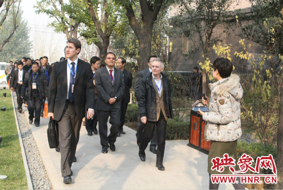 河南鄭州2013服務外包大會的嘉賓們參觀了金水科教園區(qū)和河南外包產(chǎn)業(yè)園并留下了深刻的印象。