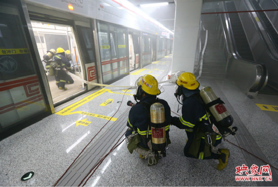 人員疏散完畢后，消防隊(duì)員開始滅火