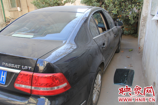 12月12日，鄭州金水區一小區汽車車窗被撬