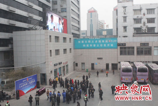 大巴車內(nèi)均在播放著這部以農(nóng)民工討薪為題材的微電影。 大巴車內(nèi)均在播放著這部以農(nóng)民工討薪為題材的微電影。