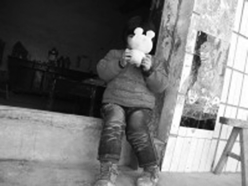 對自己的怪病,依依懵然無知。 對自己的怪病,依依懵然無知。