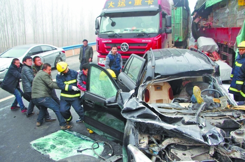 現(xiàn)場慘不忍睹，眾人合力施救。