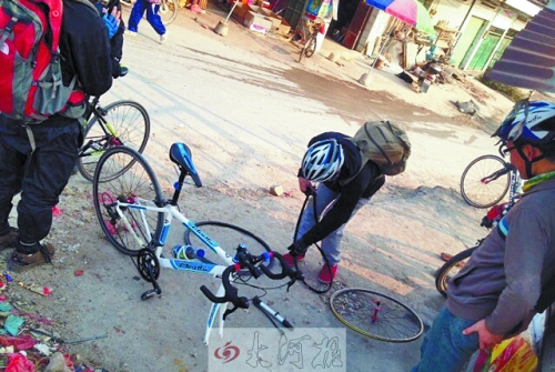 運氣不好，十分鐘被扎了兩次胎，只能自己修車。