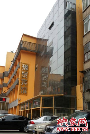 該酒店為加蓋樓層統一安裝上黑色玻璃，從前面看不出加蓋的痕跡