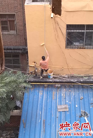 在13年11月多家媒體該酒店加蓋事件后，該酒店派人將樓層加蓋處統一刷上黃漆(附近小區居民提供)