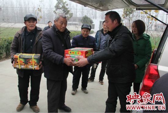 鄭春光的父親鄭慶兵和女兒鄭元元帶著他未完成的夢想來到了鄭集鄉敬老院，看望慰問居住在這里的五保老人。