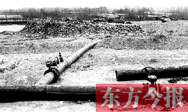 鄭州首座垃圾沼氣電廠并網發電,集氣管一端連接垃圾山深處,一端連接電廠集氣裝置 鄭州首座垃圾沼氣電廠并網發電,集氣管一端連接垃圾山深處,一端連接電廠集氣裝置