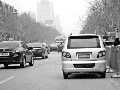 鄭州街頭無牌四輪電動車“裸奔” 交通安全存隱患 鄭州街頭無牌四輪電動車“裸奔” 交通安全存隱患