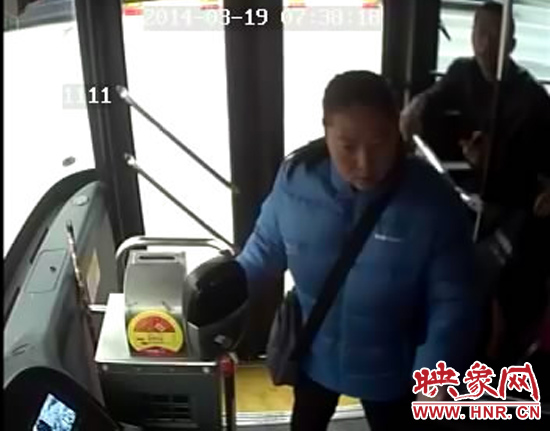 鄭州一女子因嫌公交跑得慢 發飆揪住車長險釀慘禍 鄭州一女子因嫌公交跑得慢 發飆揪住車長險釀慘禍