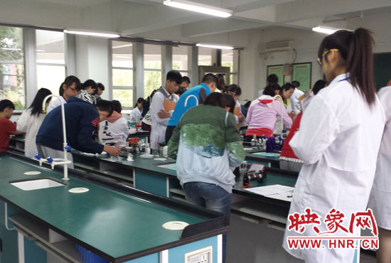 考試采用“一對一”的監考方式。