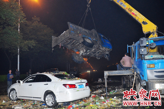 1點40許，兩輛車先后被吊起并拖離現場，停車場的幾位員工將路面清掃干凈，隨后該路段恢復通行。