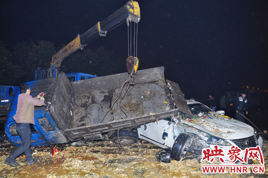 滿滿的一車泔水和垃圾傾瀉而下，鋪撒在路面和凌志車上，數十米遠都能聞到泔水的惡臭。