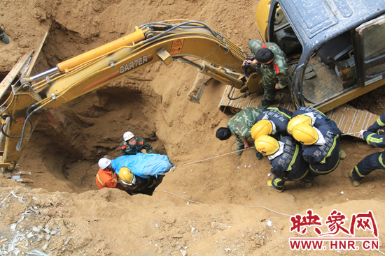 14點10分，經過4個多小時的救援，消防官兵發現被埋男子，現在正從6米多深的塔吊塌方處抬出。