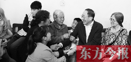 崔琦在寶豐縣肖旗鄉范莊村與老家親戚拉家常 崔琦在寶豐縣肖旗鄉范莊村與老家親戚拉家常