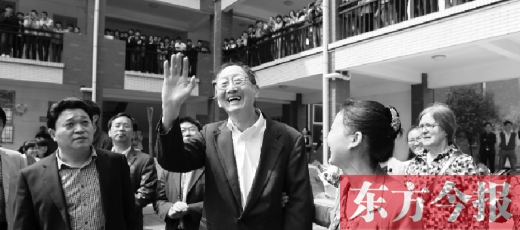 4月23日上午,崔琦偕夫人參觀寶豐一高 4月23日上午,崔琦偕夫人參觀寶豐一高