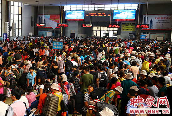 鄭州火車站5月1日發送旅客19.5萬人次 創單日新高