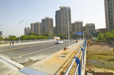 東風(fēng)渠上又一座人車兩用橋正式通車。