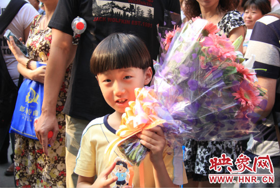 杜澤一直在考點門口等待表姐走出考場。 杜澤一直在考點門口等待表姐走出考場。