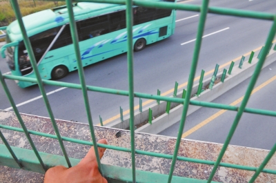 事發(fā)現(xiàn)場的橋梁護(hù)欄上,還留有疑似肇事瀝青塊的碎片。