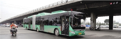 昨日上午，一輛B3快速公交測試車行駛在西三環(huán)的線路上。