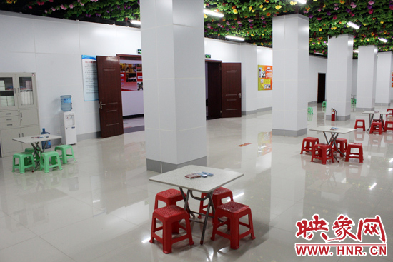 為了給市民納涼避暑創(chuàng)造舒適的環(huán)境,今年鄭州市人防辦加大了投入,對納涼點進行了升級改造 為了給市民納涼避暑創(chuàng)造舒適的環(huán)境,今年鄭州市人防辦加大了投入,對納涼點進行了升級改造