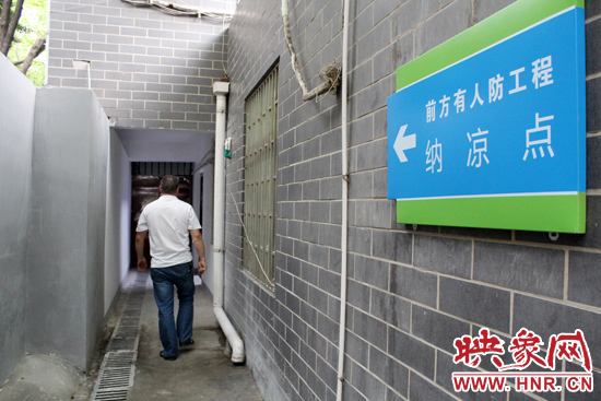 在每一處納涼點均有醒目標(biāo)志,市民可就近前往。 在每一處納涼點均有醒目標(biāo)志,市民可就近前往。