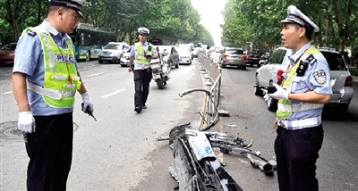 帶著車牌的車前臉留在了現場。
