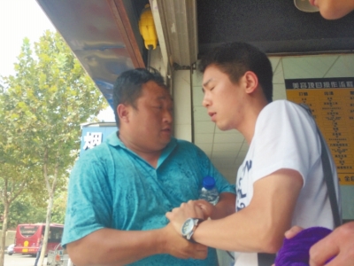 記者正查看照片，突遭藍衣男強搶手機。