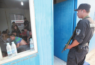 涉賭人員被持槍特警控制在屋內(nèi) 涉賭人員被持槍特警控制在屋內(nèi)