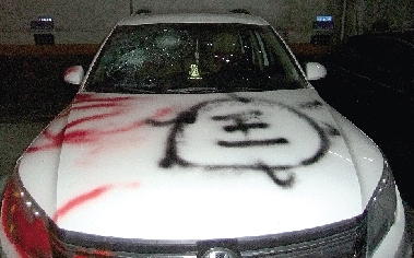 鄭州小區白色越野車遭襲 車身被噴多個烏龜圖案 鄭州小區白色越野車遭襲 車身被噴多個烏龜圖案