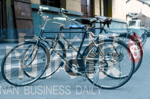 自行車是那時(shí)最時(shí)髦的交通工具，路邊清一色是“飛鴿牌”