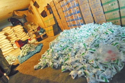 大袋的飼料添加劑氯化鈉經(jīng)過仿冒加工，就變成了小袋的食用碘鹽。