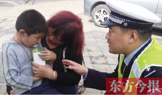 昨日,5歲的男孩獲救后,向民警講述被拐經過。 昨日,5歲的男孩獲救后,向民警講述被拐經過。