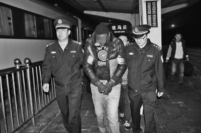 跨國電信詐騙案中負責在中國“取錢”的外籍騙子在沈陽落網后被押解回駐馬店