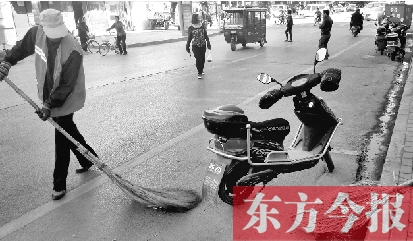 昨日，鄭州市中州大道上，穿梭于車流中上崗的環(huán)衛(wèi)工