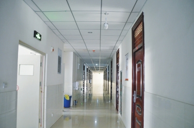 像這樣的攝像頭,宿舍樓里每層安裝了7個。 像這樣的攝像頭,宿舍樓里每層安裝了7個。